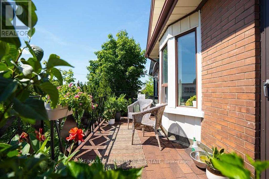 Upper - 17 Greenlaw Avenue, Toronto, Ontario  M6H 3V6 - Photo 18 - W12142073