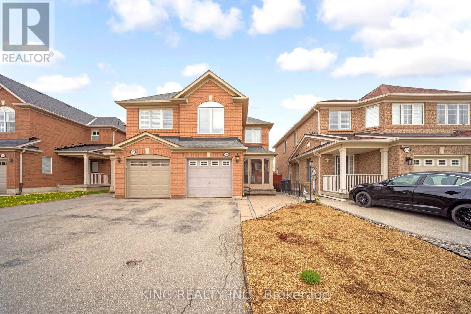 107 Herdwick Street, Brampton, Ontario  L6S 0A5 - Photo 2 - W12138252
