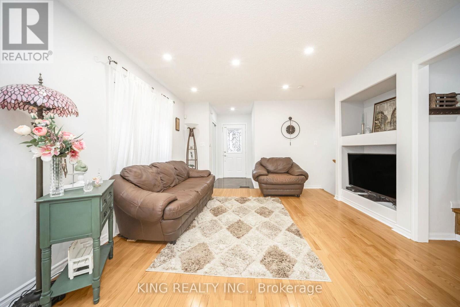 107 Herdwick Street, Brampton, Ontario  L6S 0A5 - Photo 9 - W12138252