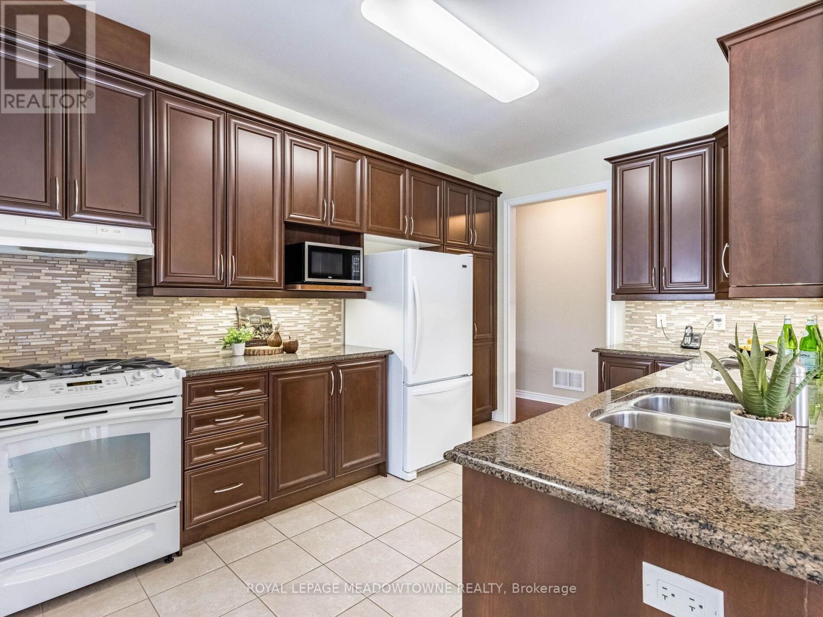 34 - 54 Locust Drive, Brampton, Ontario  L6R 0W2 - Photo 11 - W12142090