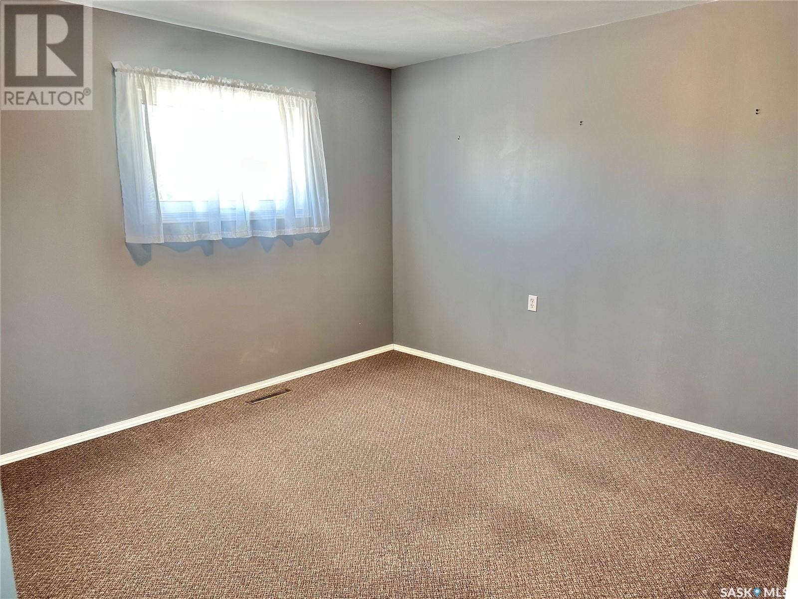 223 2nd Avenue E, Debden, Saskatchewan  S0J 0S0 - Photo 9 - SK999865