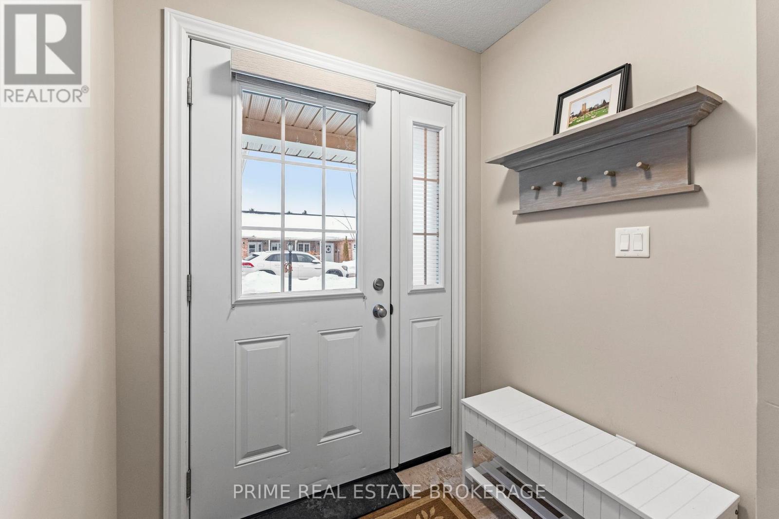40 Devon Drive, South Huron, Ontario N0M 1S3 - Photo 3 - X11958166