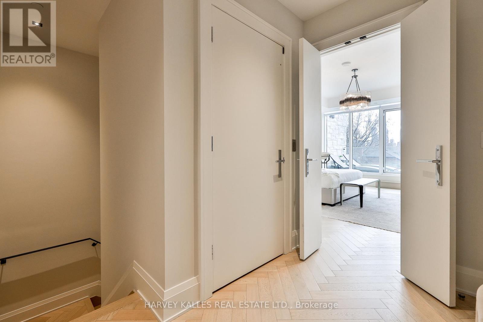 49 Foxbar Road, Toronto, Ontario  M4V 2G5 - Photo 15 - C12141400