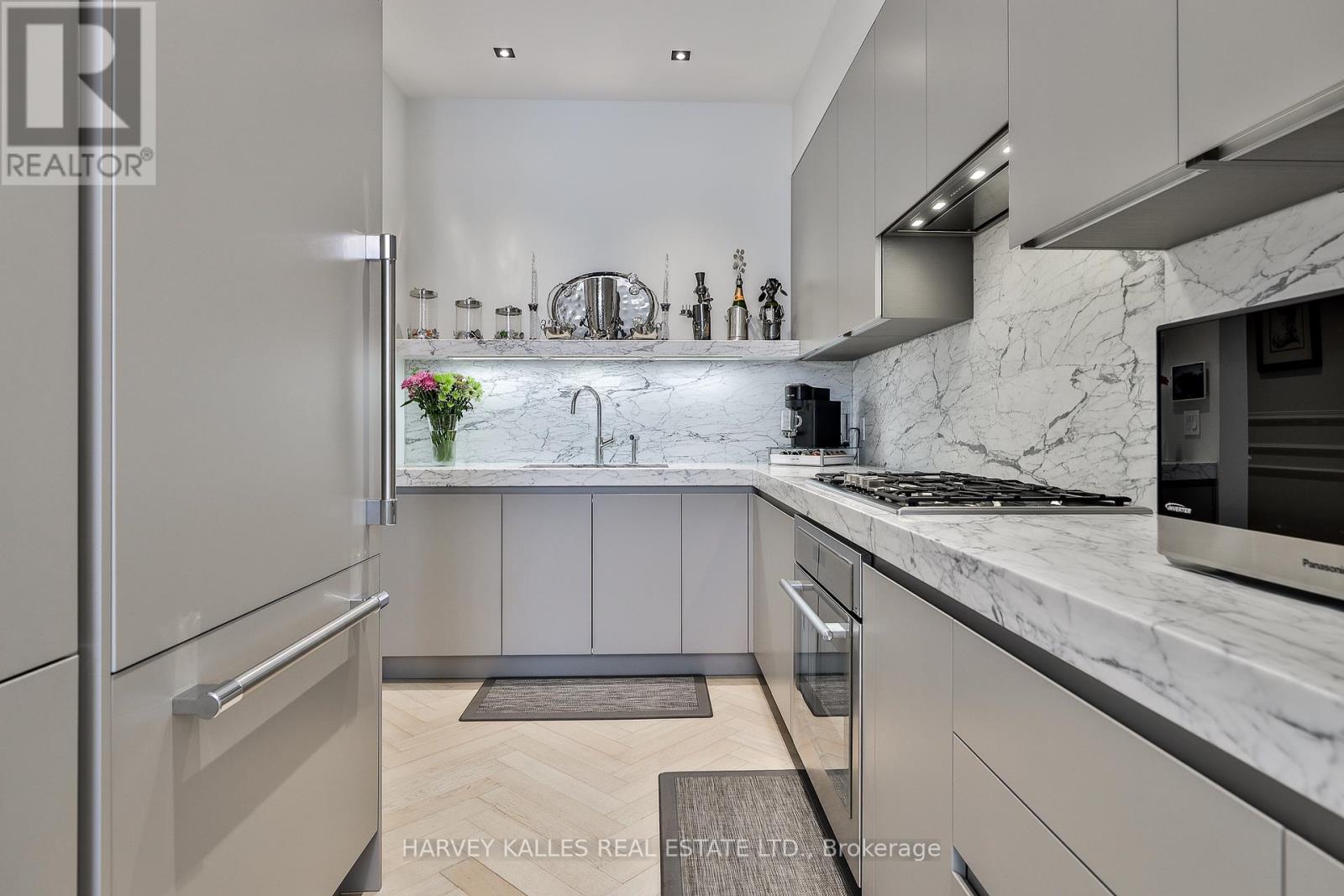 49 Foxbar Road, Toronto, Ontario  M4V 2G5 - Photo 3 - C12141400