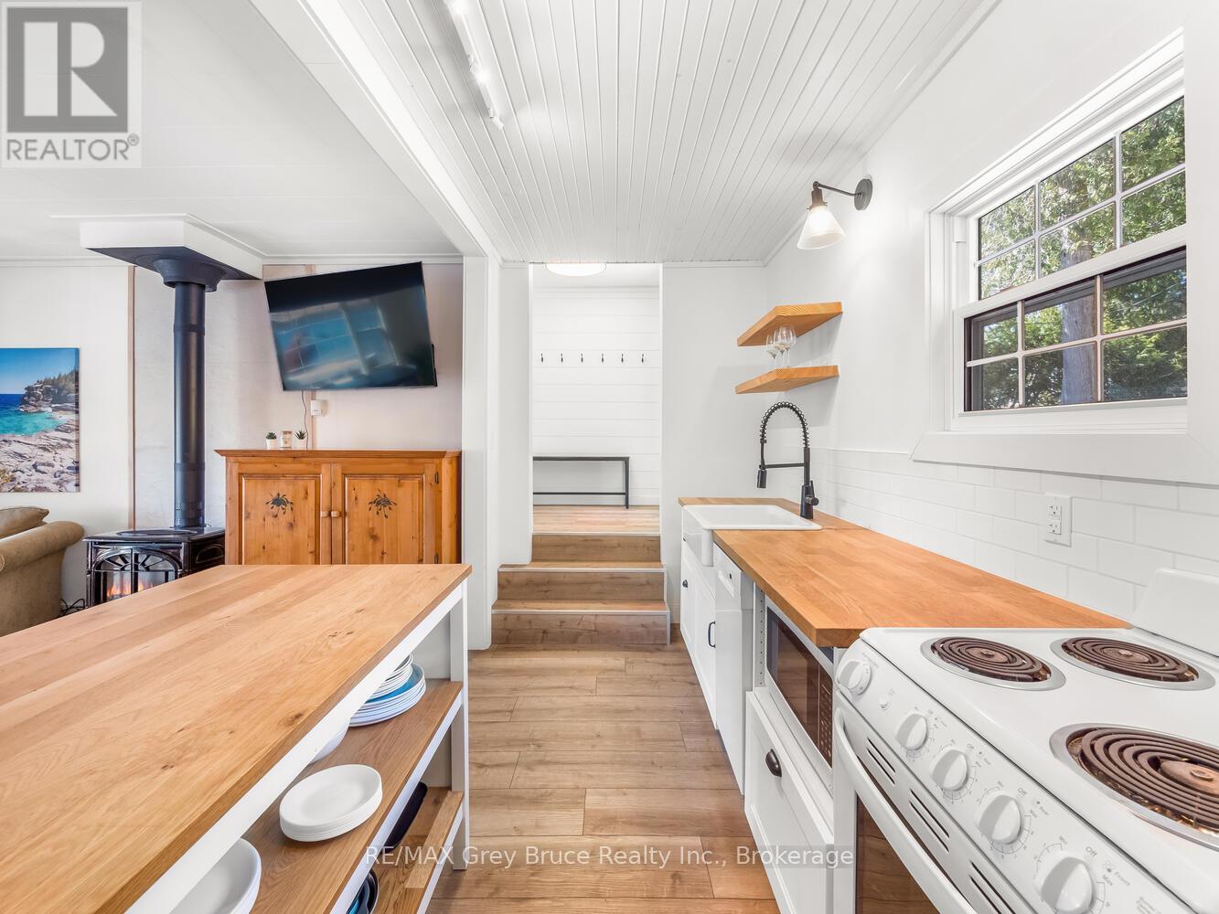 59 Simpson Avenue, Northern Bruce Peninsula, Ontario  N0H 2R0 - Photo 19 - X12140653
