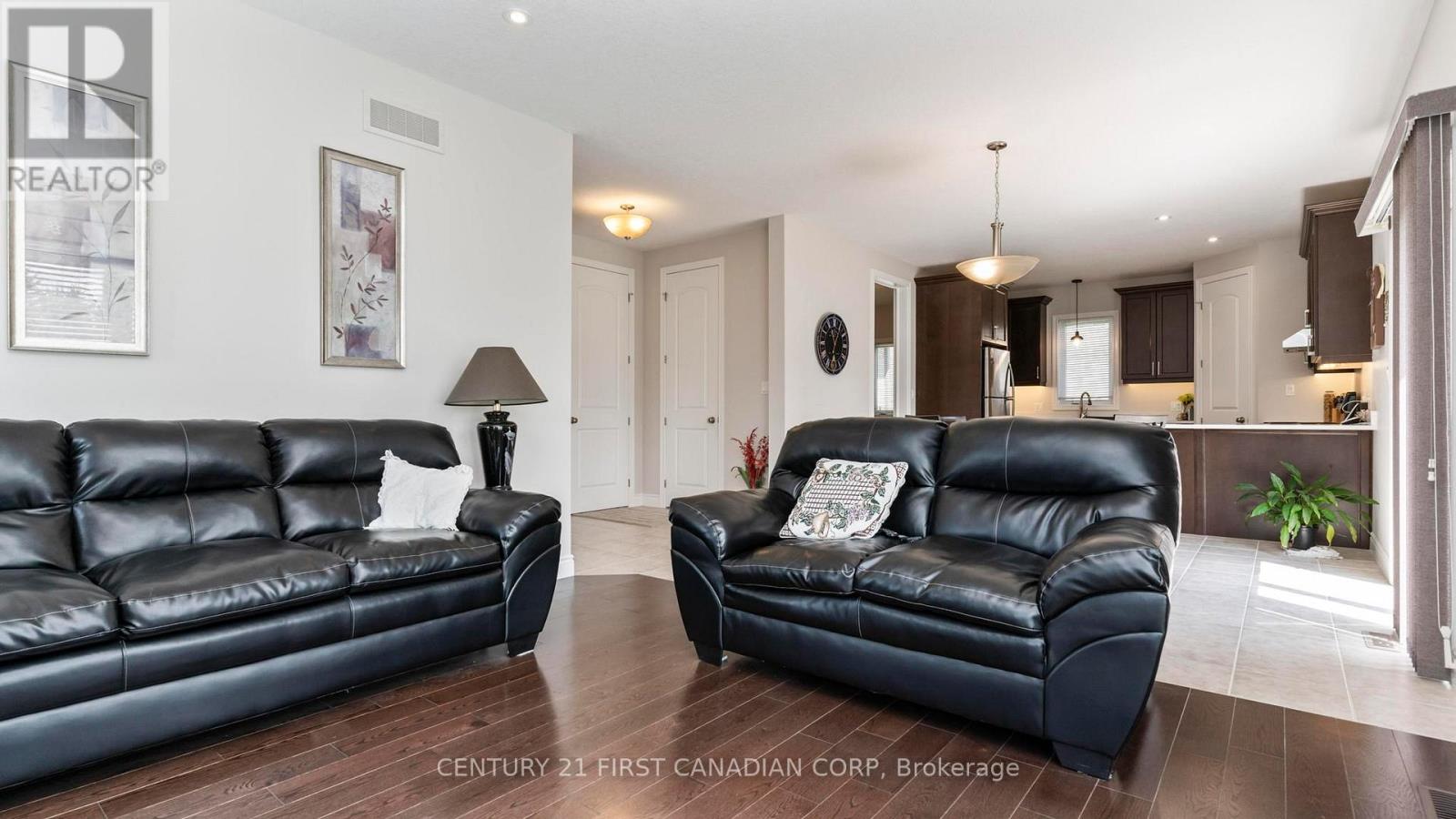 102 Caverhill Crescent, Middlesex Centre, Ontario  N0L 1R0 - Photo 8 - X12142385