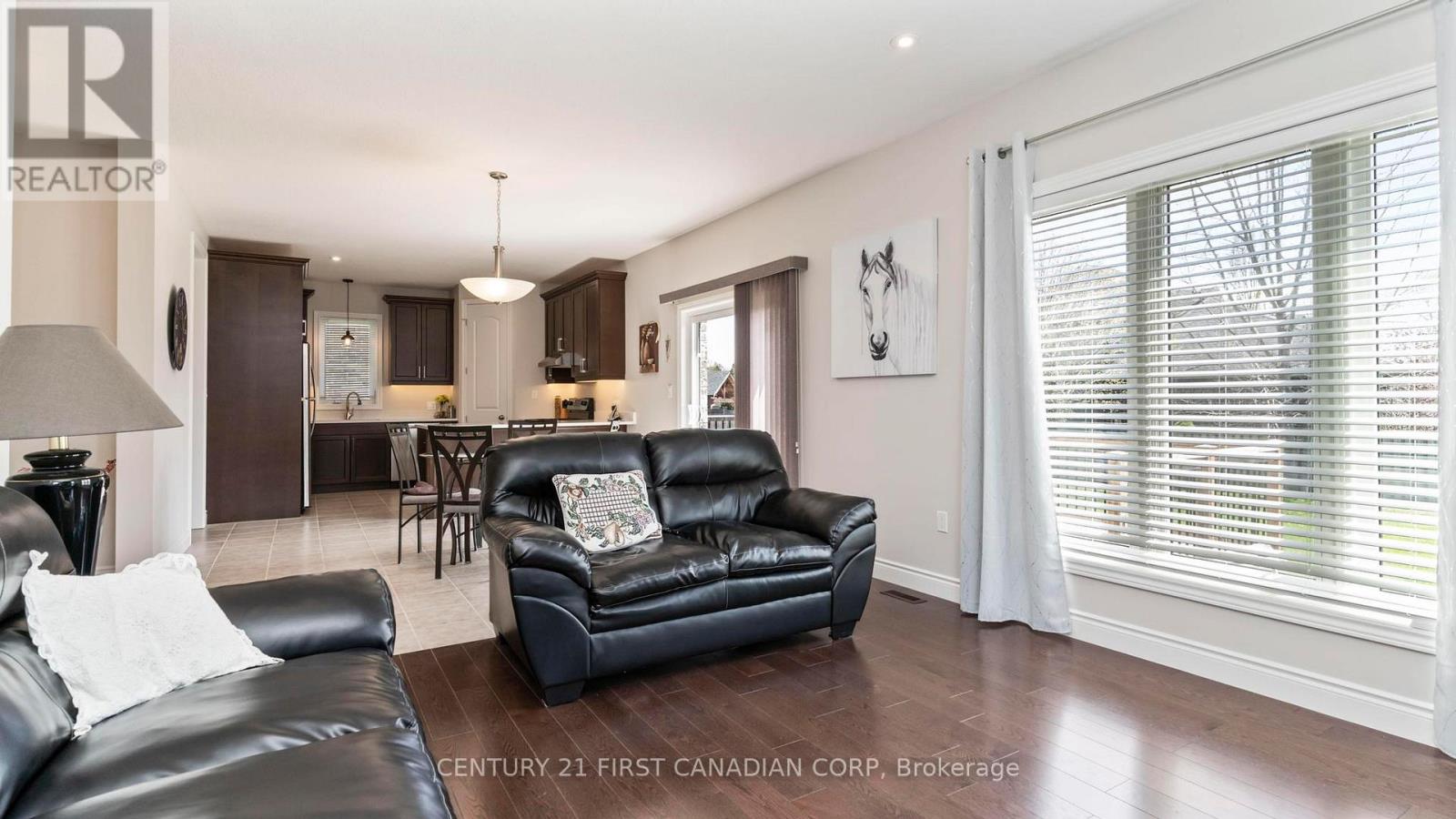 102 Caverhill Crescent, Middlesex Centre, Ontario  N0L 1R0 - Photo 9 - X12142385