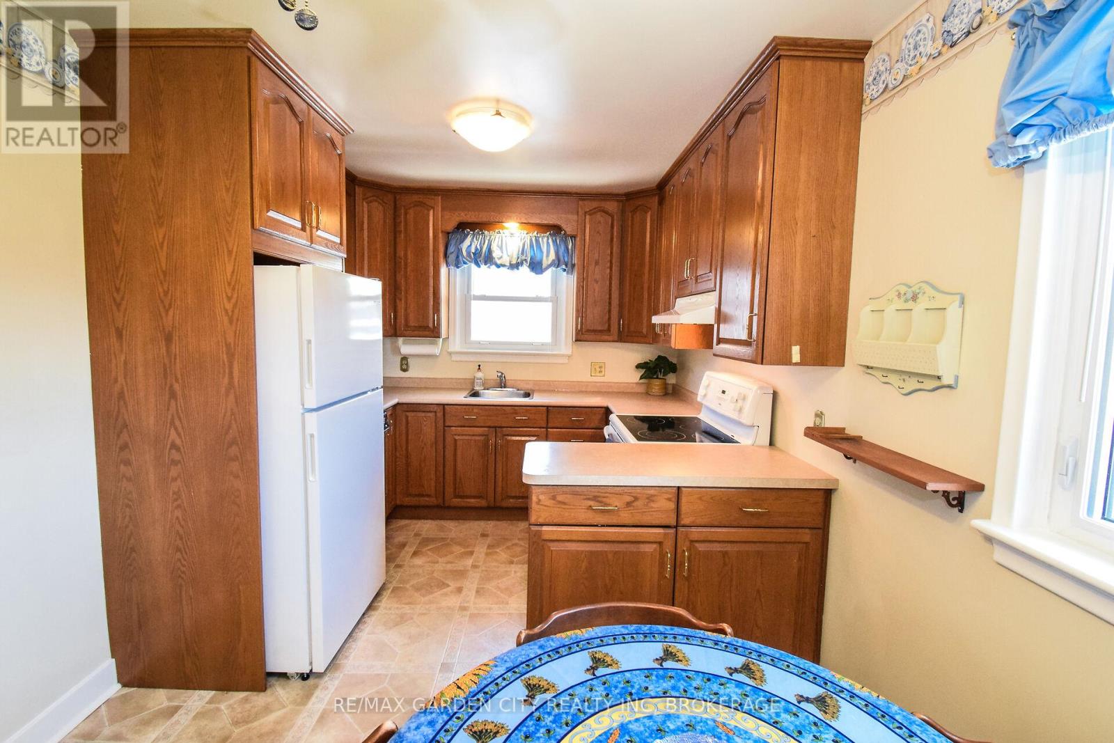 18 Ridgeview Avenue, St. Catharines (Carlton/bunting), Ontario  L2M 6B3 - Photo 12 - X12142315