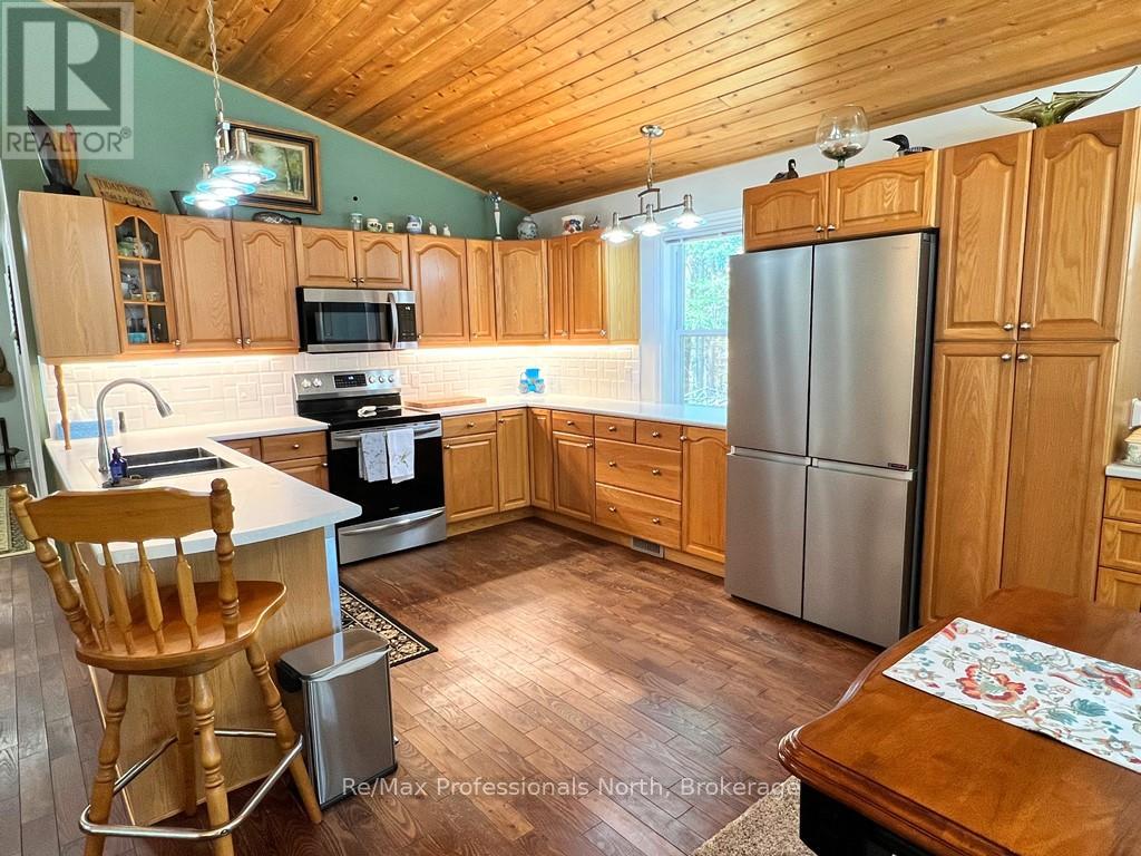 4501 Elephant Lake Road, Dysart Et Al, Ontario  K0L 1M1 - Photo 2 - X12142241