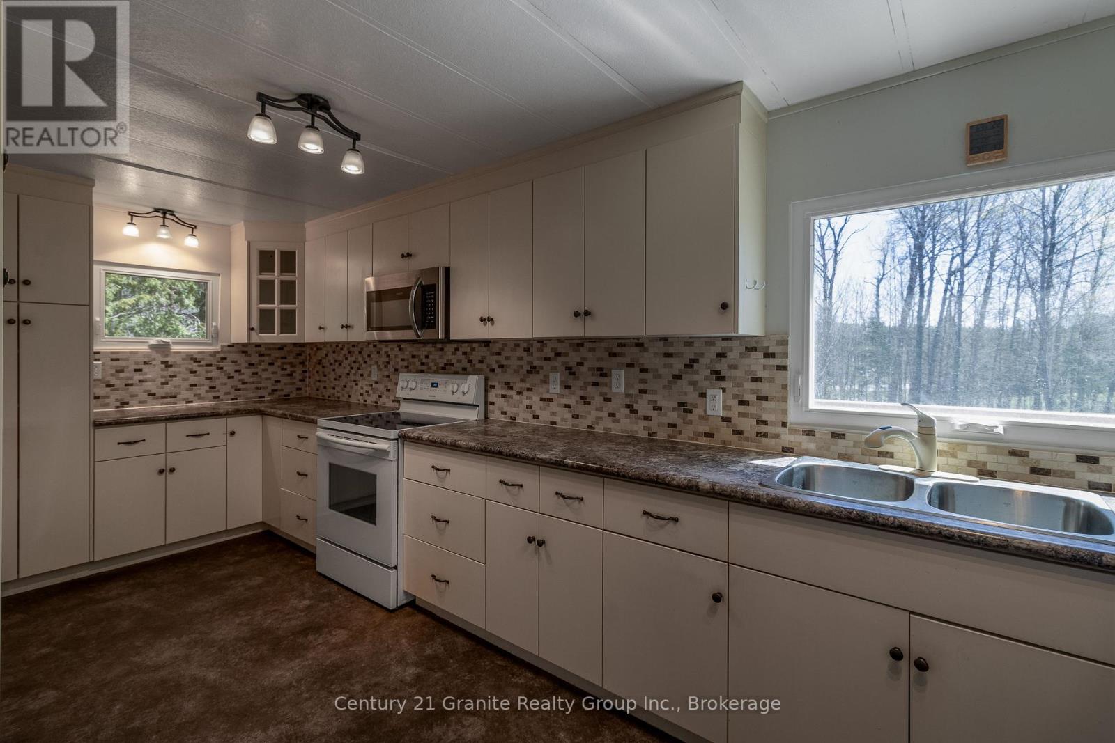 6739 Gelert Road, Dysart Et Al, Ontario  K0M 1S0 - Photo 7 - X12142344