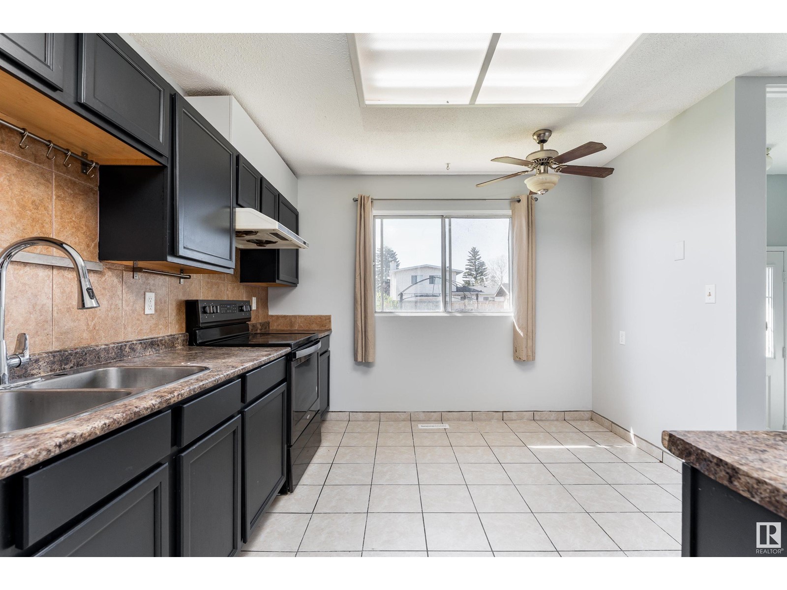 Property at 9915 170 AV NW image 3