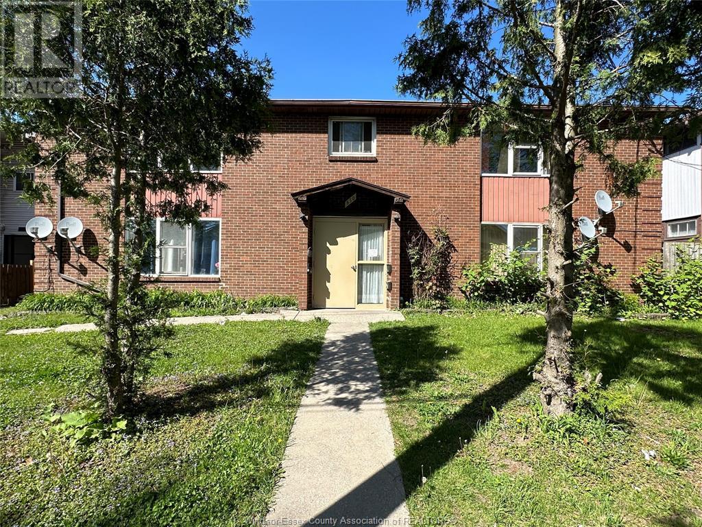EXCELLENT CASH FLOWING INVESTMENT PROPERTY. TURNKEY 4 UNITD BRICK TO ROOF BUILDING. LOCATED VERY CLOSE TO U OF W, US BORDER, RIVERFRONT & SHOPPING. THERE IS 1 ONE-BEDROOM UNIT APARTMENT & 2 TWO-BEDROOM UNITS & 1 THREE-BEDROOM & A COMMON LAUNDRY AREA. HUGE BACK PARKING AREA WHICH CAN ACCOMMODATE MANY CARS. ALL TENANTS MONTH TO MONTH. TENANTS PAY HYDRO. OWNER PAYS WATER & HYDRO IN COMMON AREA. THERE ARE 5 HYRDO METRES. OFFICICAL FIRE SAFETY PLAN COMPLETED. (id:48254)