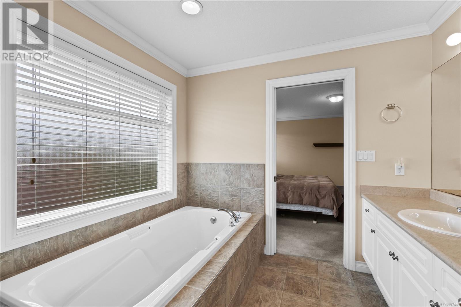 Property at 696 Lynx Pl image 3