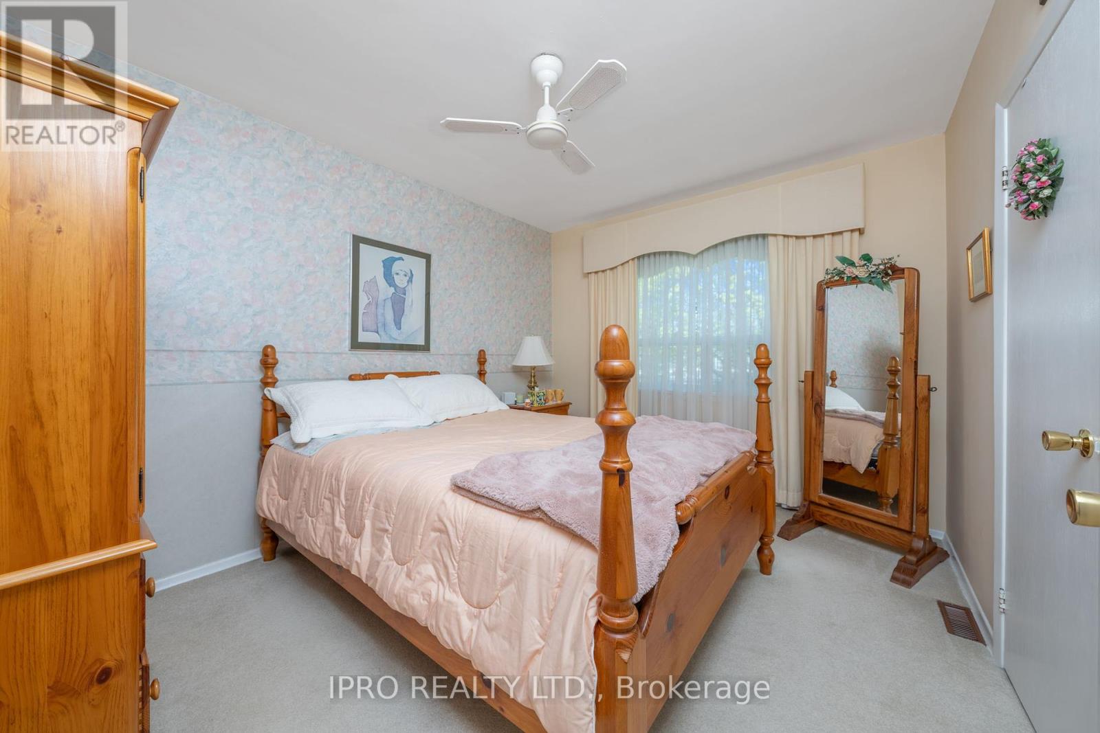 32 Cloverhill Road, Toronto, Ontario  M8Y 1T3 - Photo 19 - W12137258