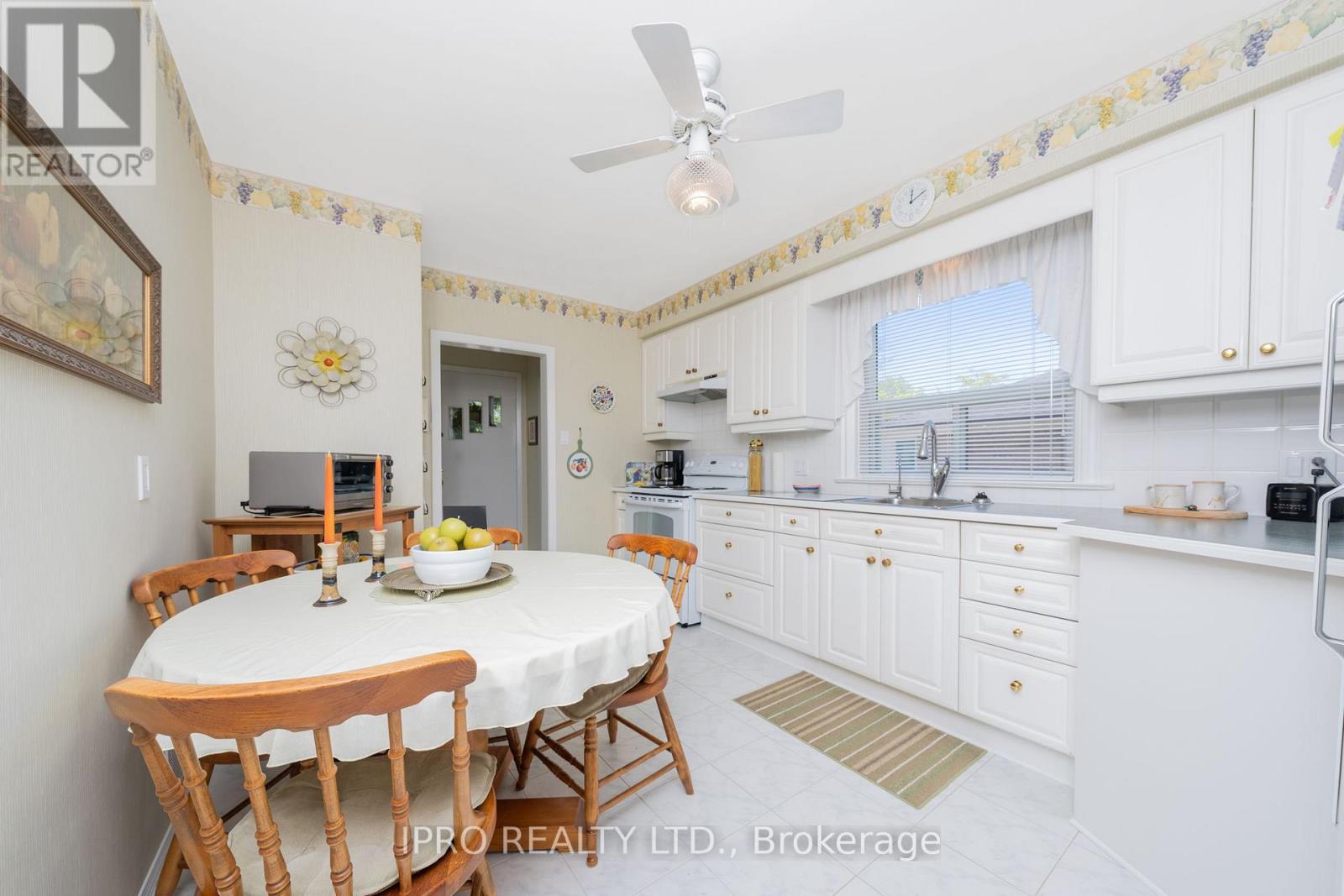 32 Cloverhill Road, Toronto, Ontario  M8Y 1T3 - Photo 16 - W12137258