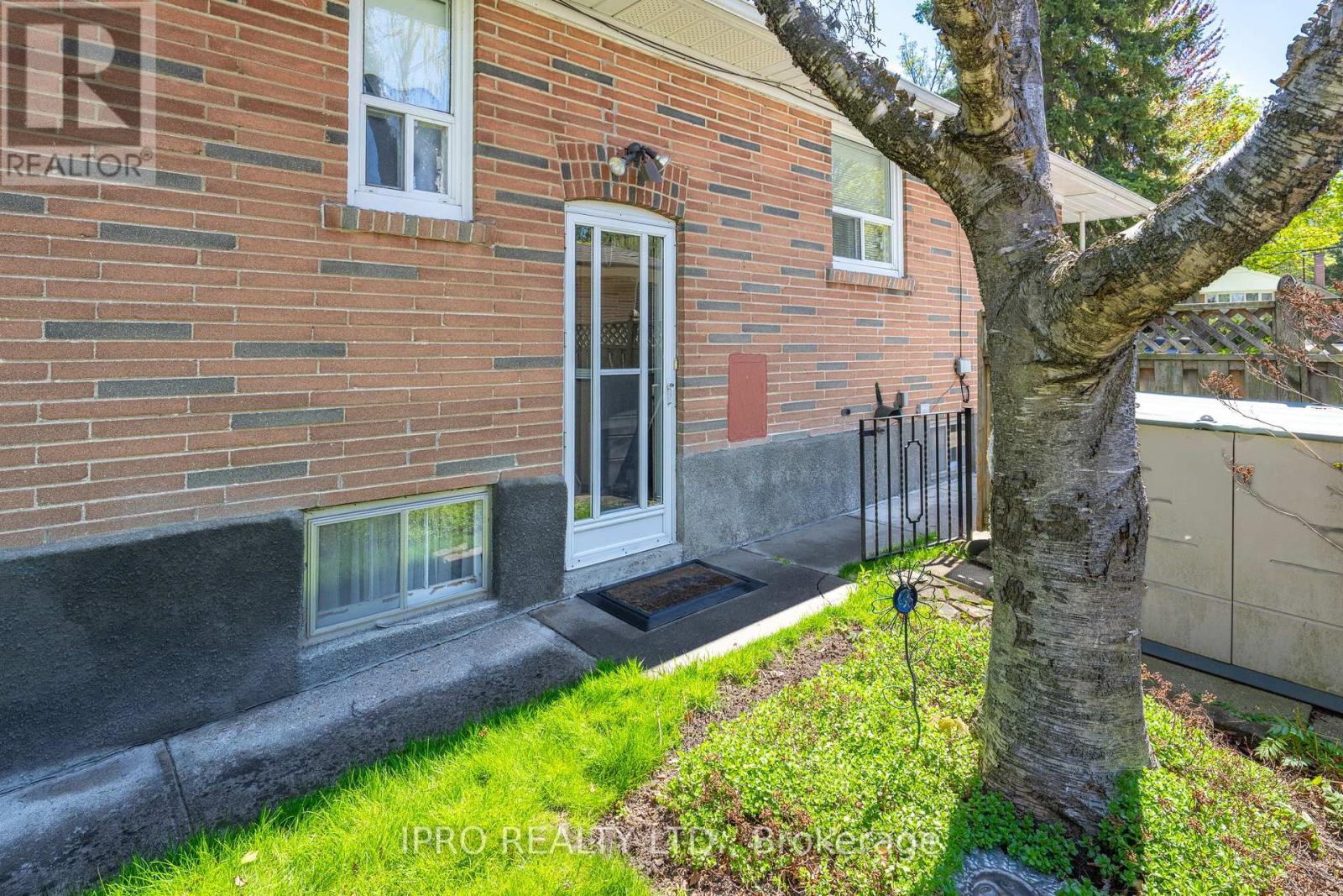 32 Cloverhill Road, Toronto, Ontario  M8Y 1T3 - Photo 39 - W12137258