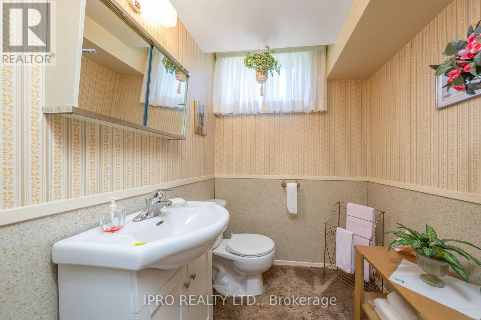 32 Cloverhill Road, Toronto, Ontario  M8Y 1T3 - Photo 35 - W12137258