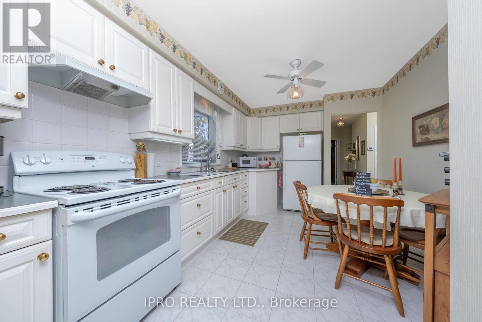 32 Cloverhill Road, Toronto, Ontario  M8Y 1T3 - Photo 15 - W12137258