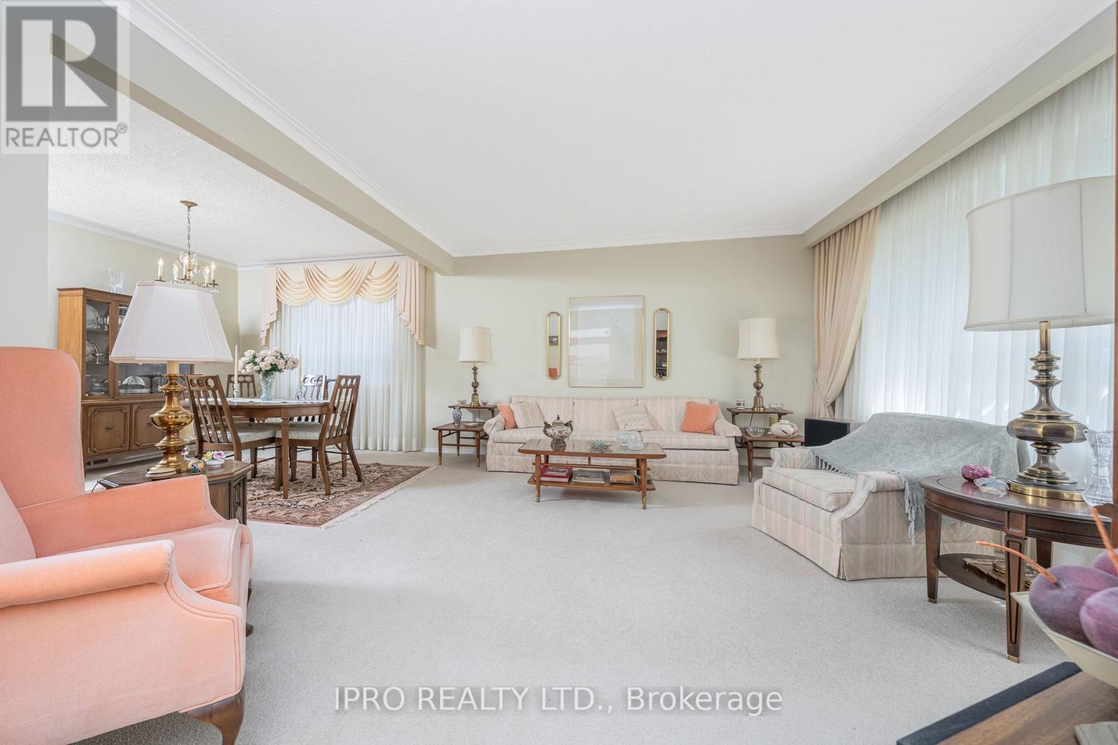 32 Cloverhill Road, Toronto, Ontario  M8Y 1T3 - Photo 10 - W12137258
