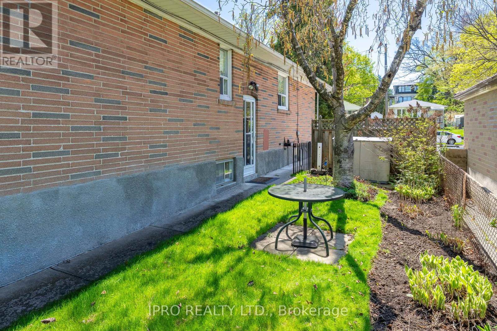 32 Cloverhill Road, Toronto, Ontario  M8Y 1T3 - Photo 38 - W12137258