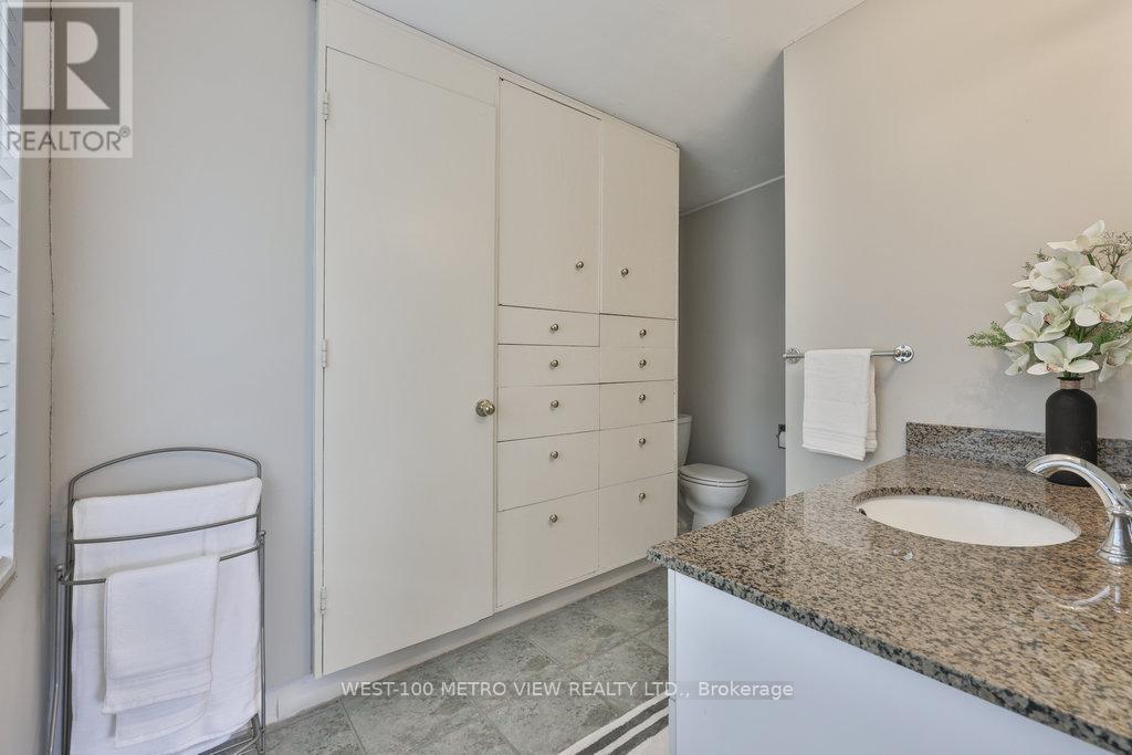 2150 Pineneedle Row, Mississauga, Ontario  L5C 1V3 - Photo 13 - W12142244