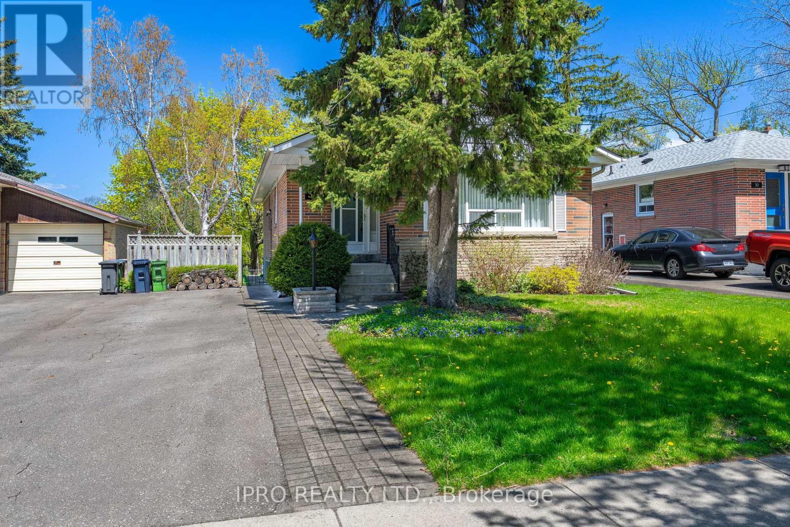 32 Cloverhill Road, Toronto, Ontario  M8Y 1T3 - Photo 4 - W12137258