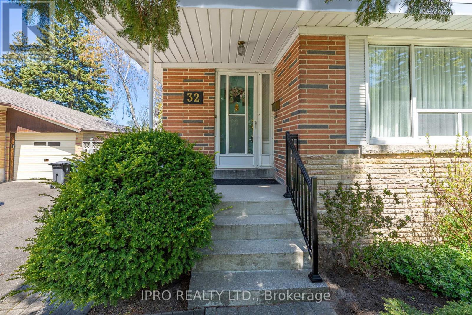 32 Cloverhill Road, Toronto, Ontario  M8Y 1T3 - Photo 5 - W12137258