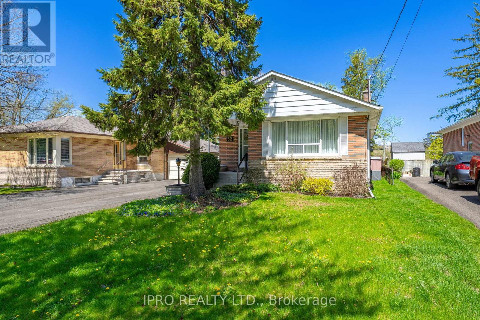 32 Cloverhill Road, Toronto, Ontario  M8Y 1T3 - Photo 2 - W12137258