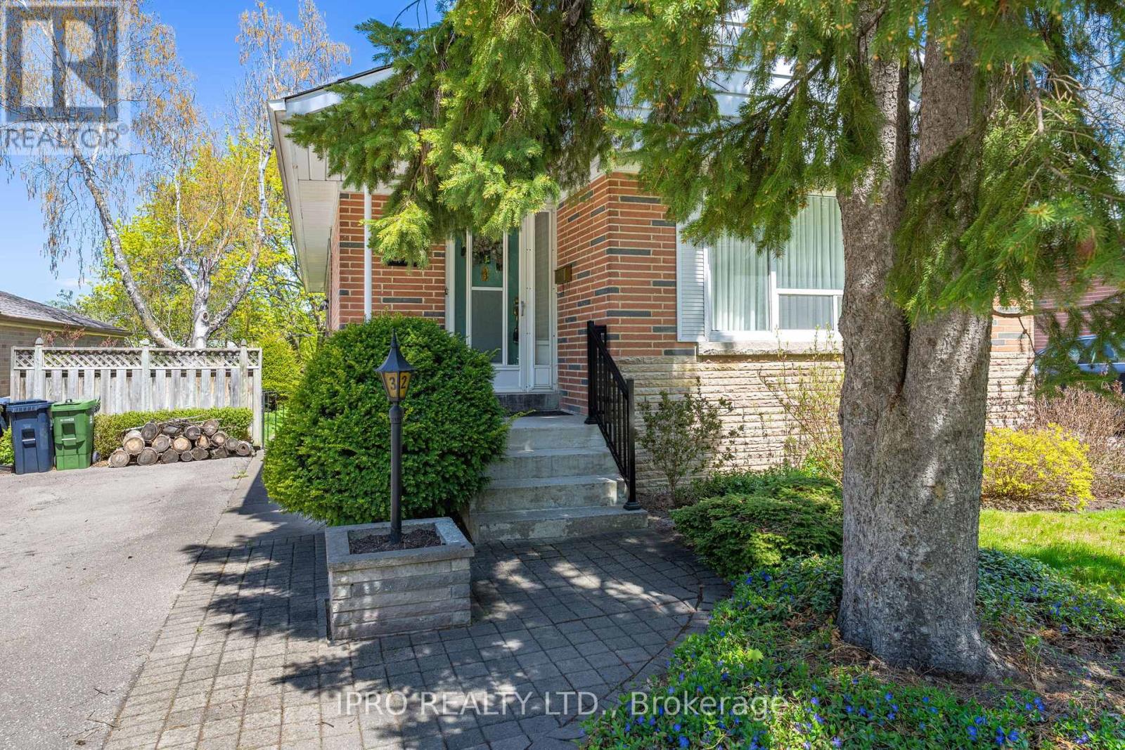 32 Cloverhill Road, Toronto, Ontario  M8Y 1T3 - Photo 6 - W12137258