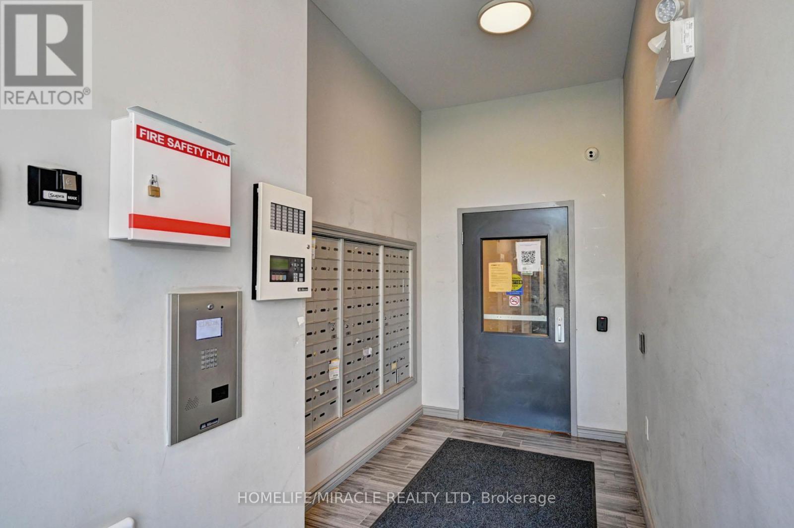 209f - 275 Larch Street, Waterloo, Ontario  N2L 3R2 - Photo 4 - X12142311