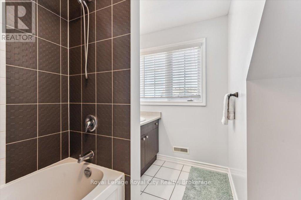 19b - 15 Carere Crescent, Guelph, Ontario  N1E 0K4 - Photo 24 - X12123651