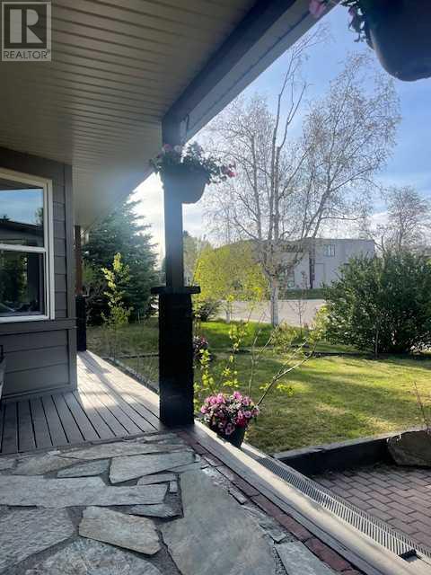 Property at 435 49 Avenue SW image 2
