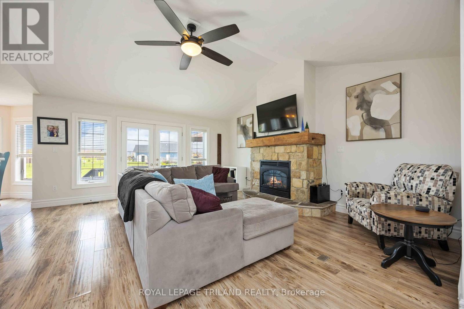 4102 Cullen Drive, Plympton-Wyoming, Ontario  N0N 1J6 - Photo 7 - X12142490