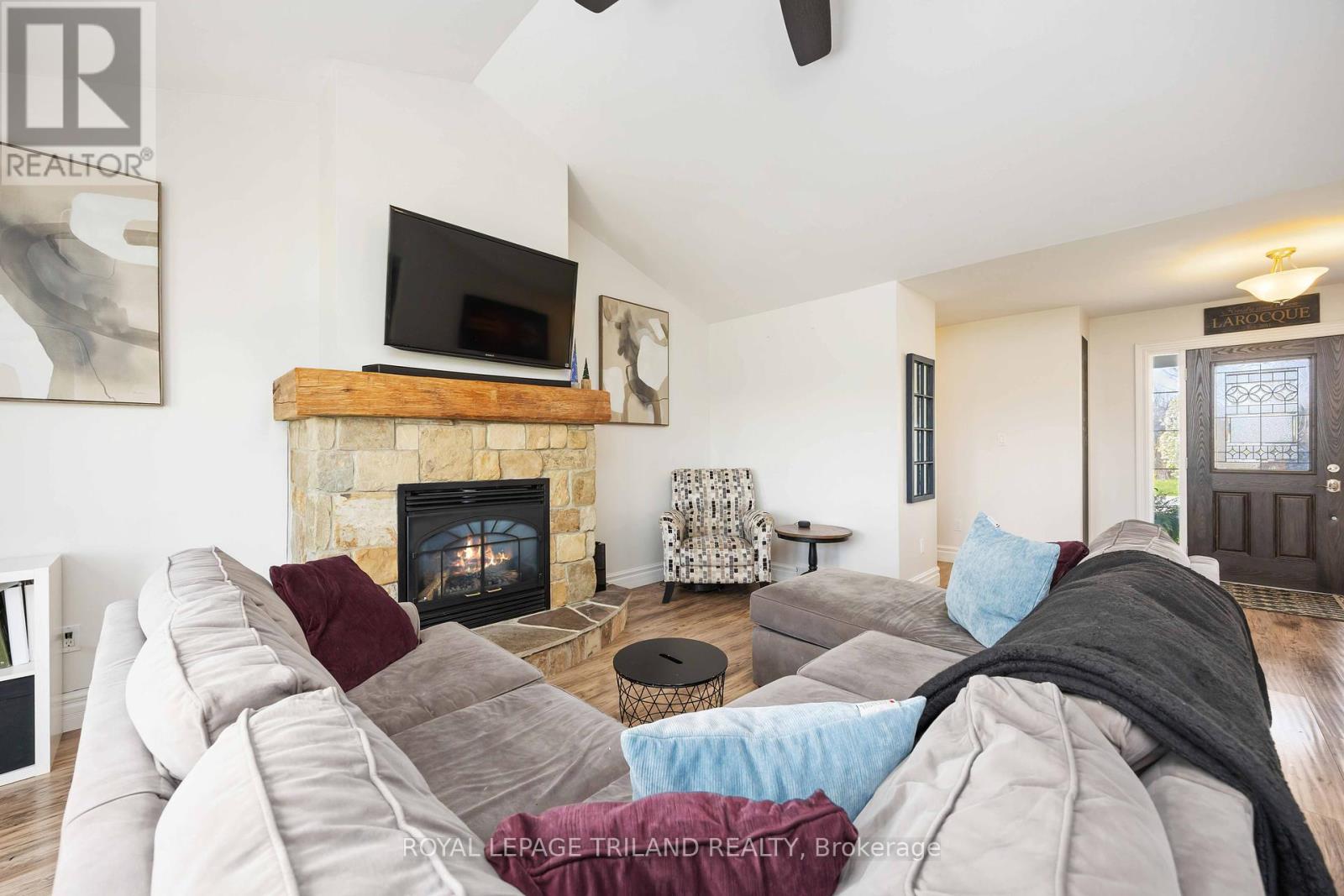 4102 Cullen Drive, Plympton-Wyoming, Ontario  N0N 1J6 - Photo 8 - X12142490