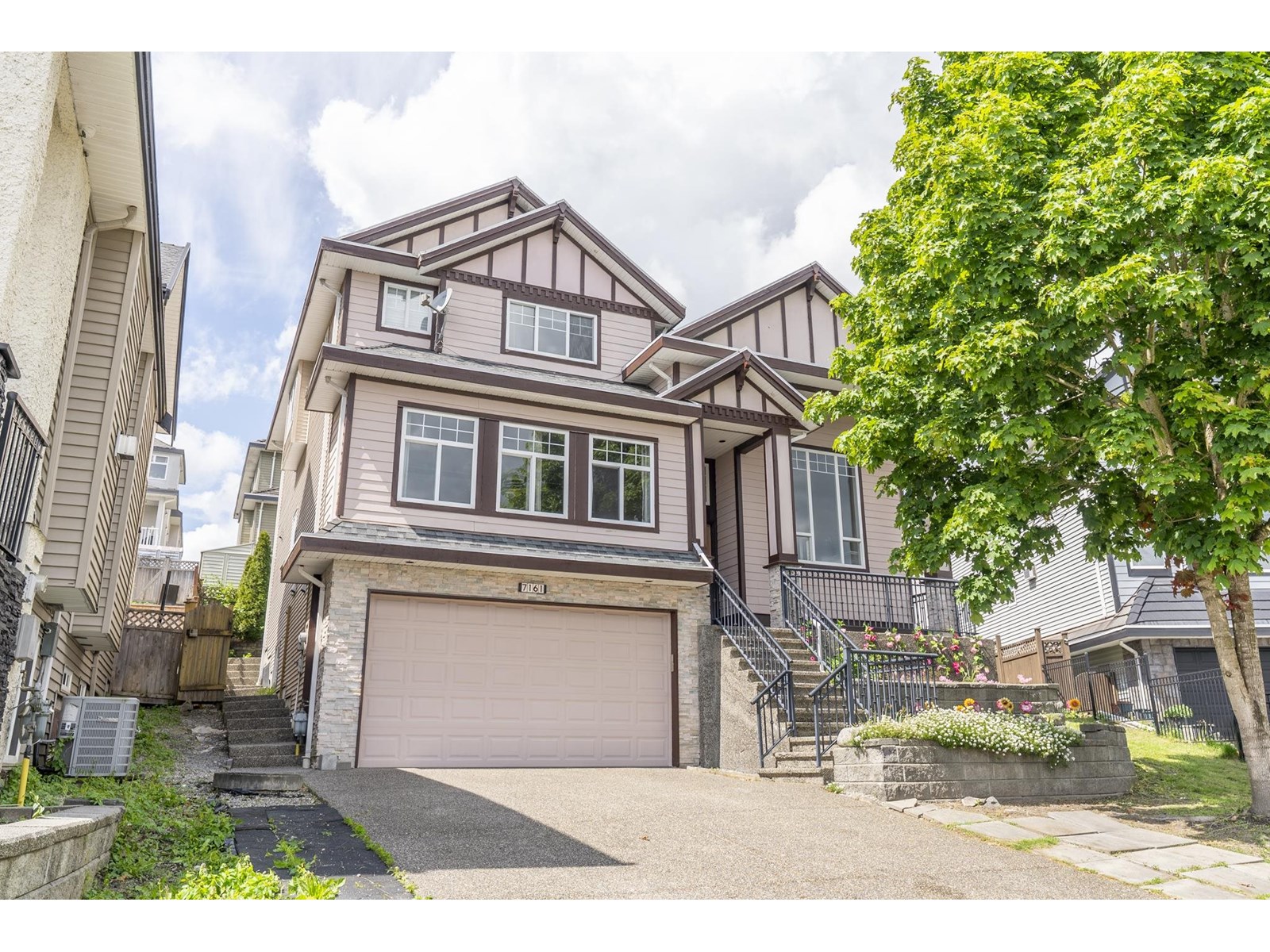 7161 151 STREET, surrey, British Columbia
