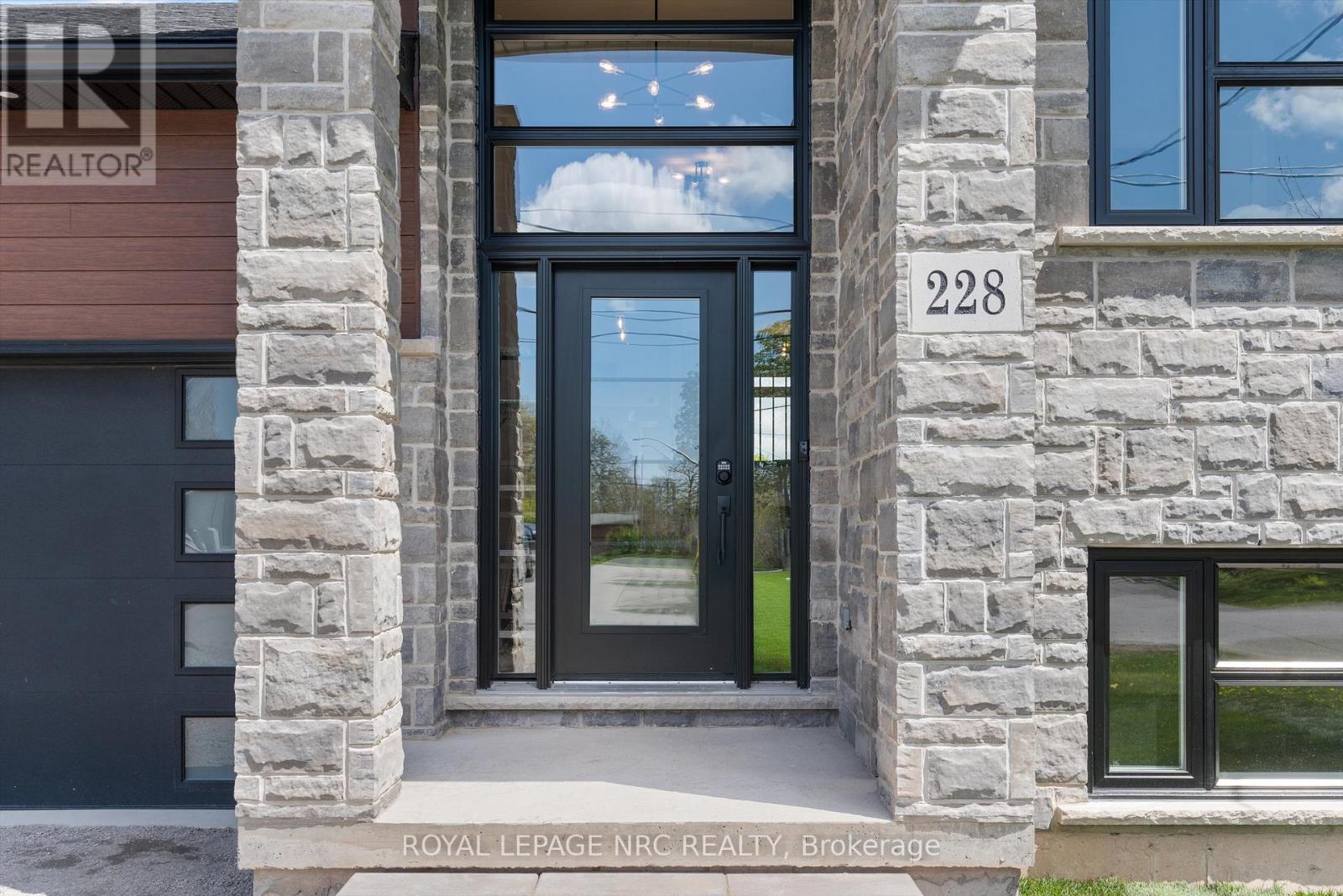 228 Knoll Street, Port Colborne, Ontario  L3K 5B6 - Photo 2 - X12142639