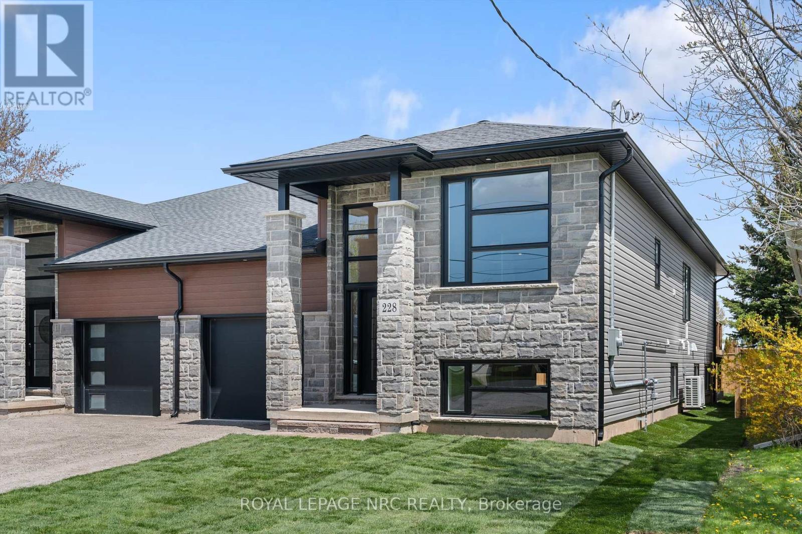 228 Knoll Street, Port Colborne, Ontario  L3K 5B6 - Photo 3 - X12142639
