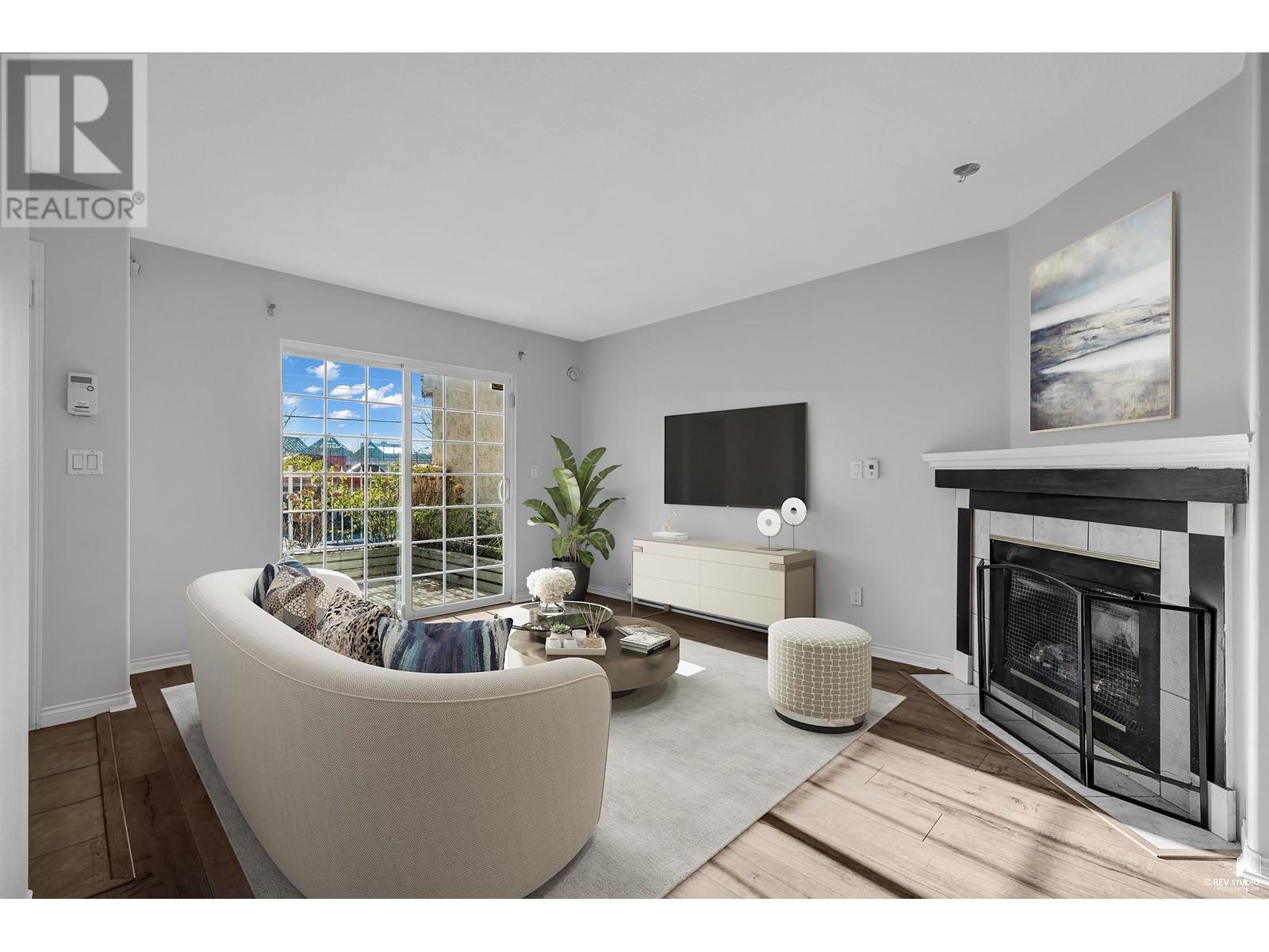 1 910 W 16th Street, North Vancouver, British Columbia  V7P 1R3 - Photo 2 - R3001413
