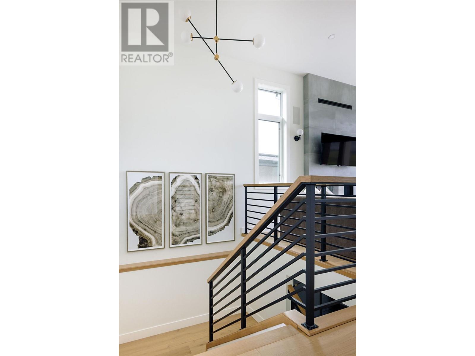 Property at 1050 Emslie Street image 3