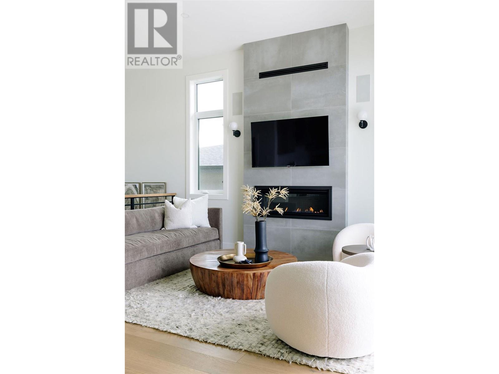 Property at 1050 Emslie Street image 5