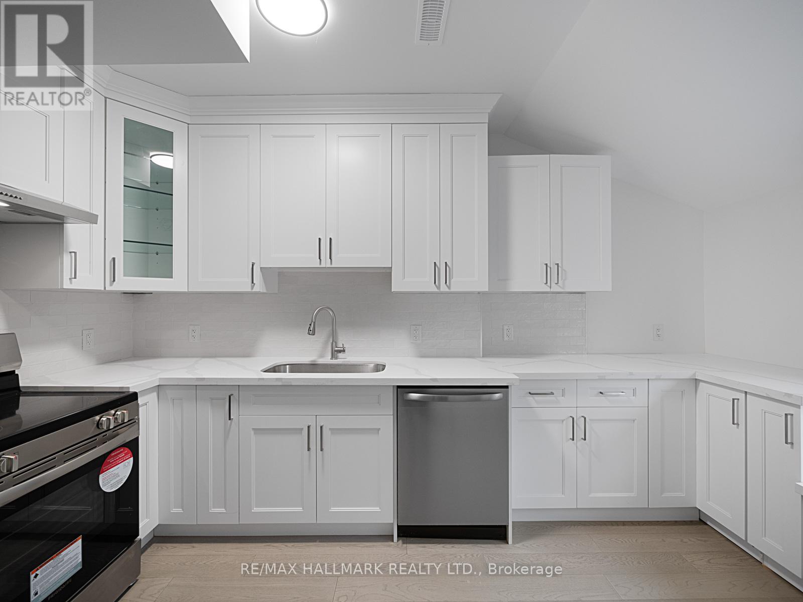 Upper - 547 Indian Road, Toronto, Ontario  M6P 2B9 - Photo 10 - W12142406