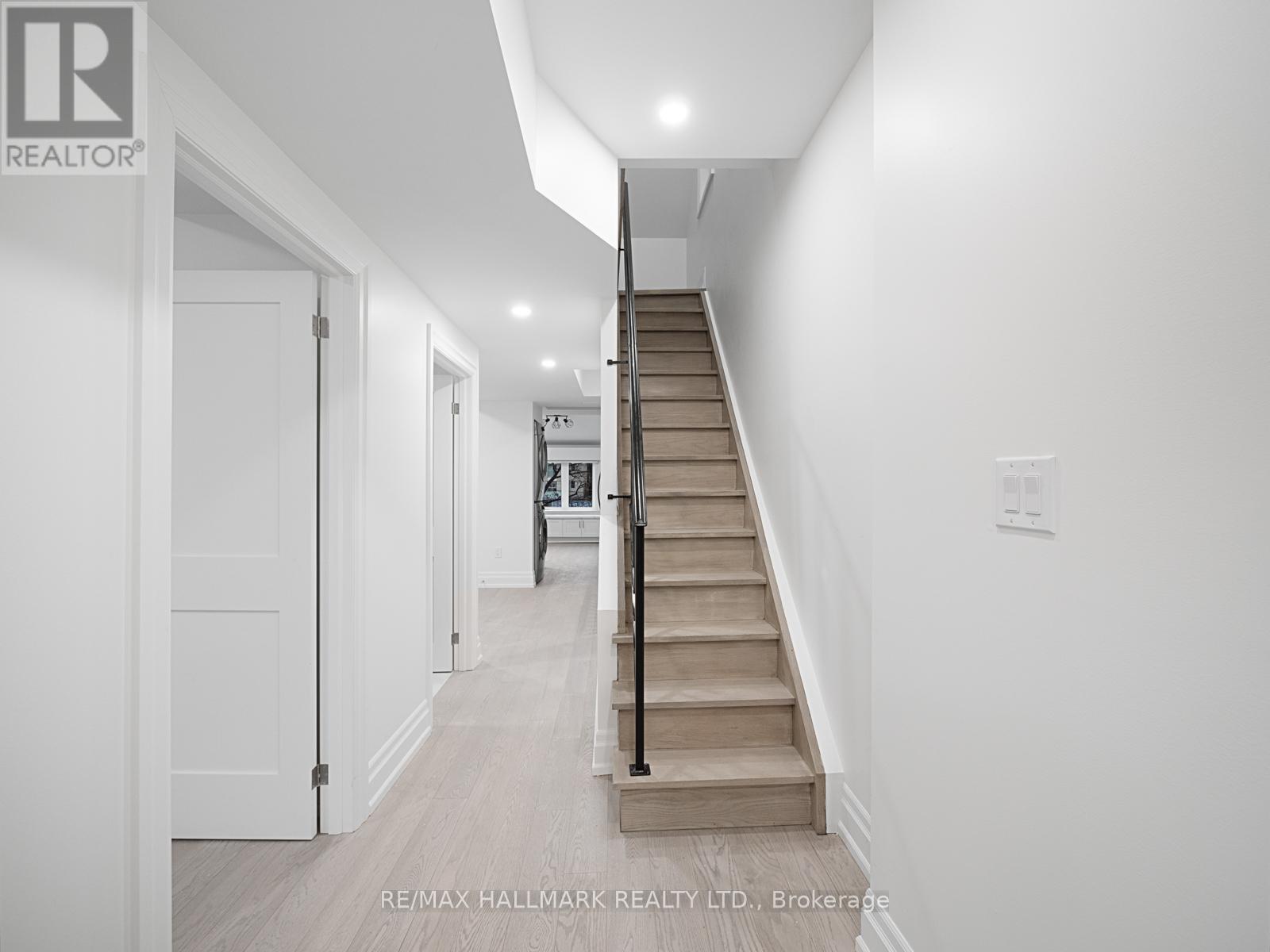 Upper - 547 Indian Road, Toronto, Ontario  M6P 2B9 - Photo 23 - W12142406
