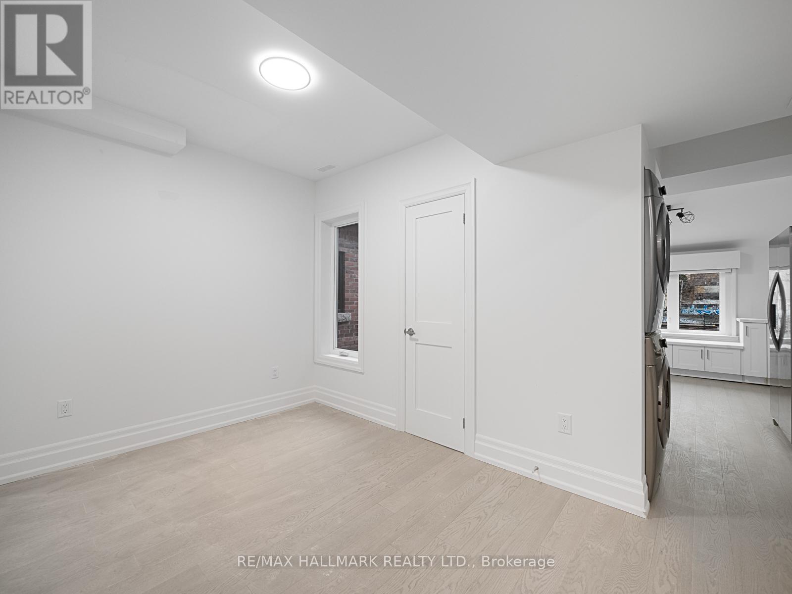 Upper - 547 Indian Road, Toronto, Ontario  M6P 2B9 - Photo 7 - W12142406
