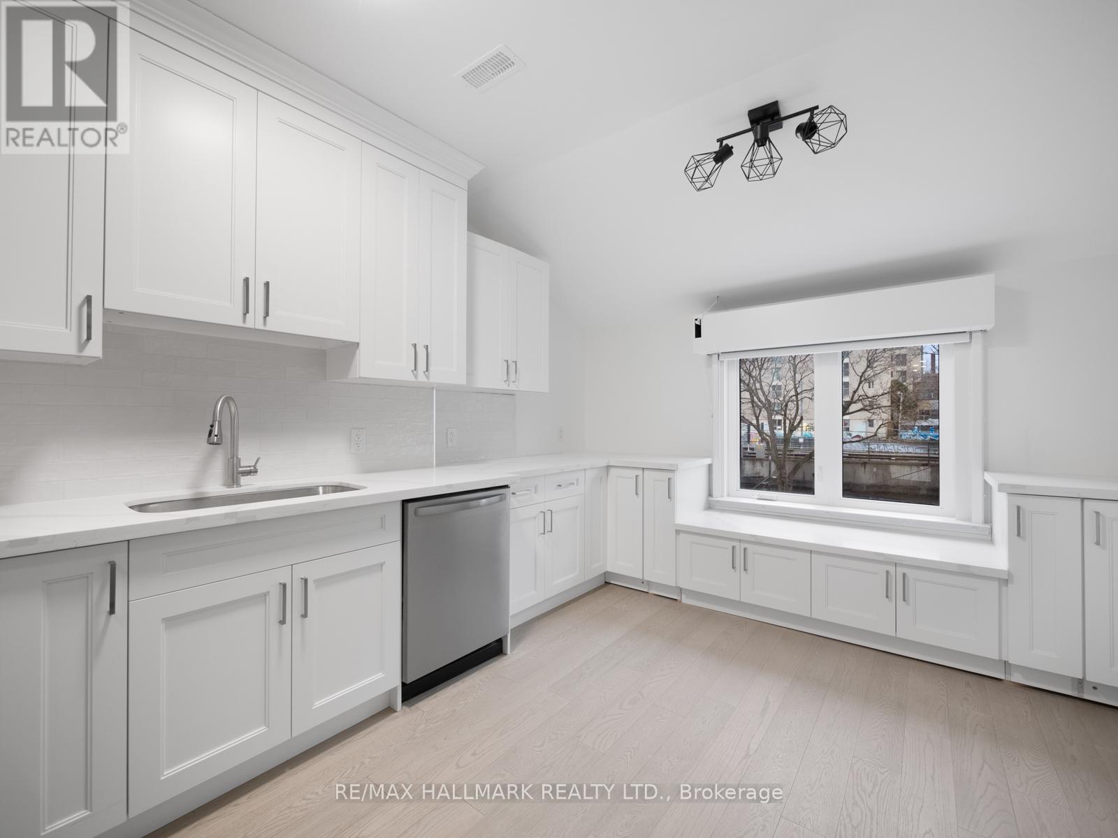 Upper - 547 Indian Road, Toronto, Ontario  M6P 2B9 - Photo 8 - W12142406