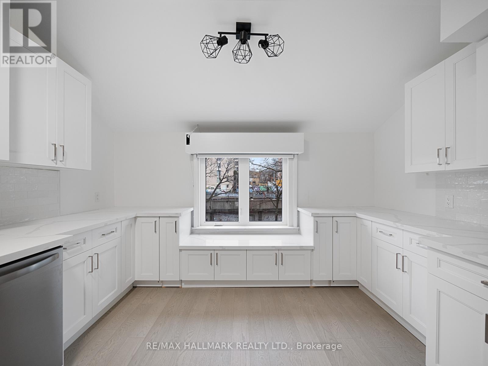 Upper - 547 Indian Road, Toronto, Ontario  M6P 2B9 - Photo 9 - W12142406