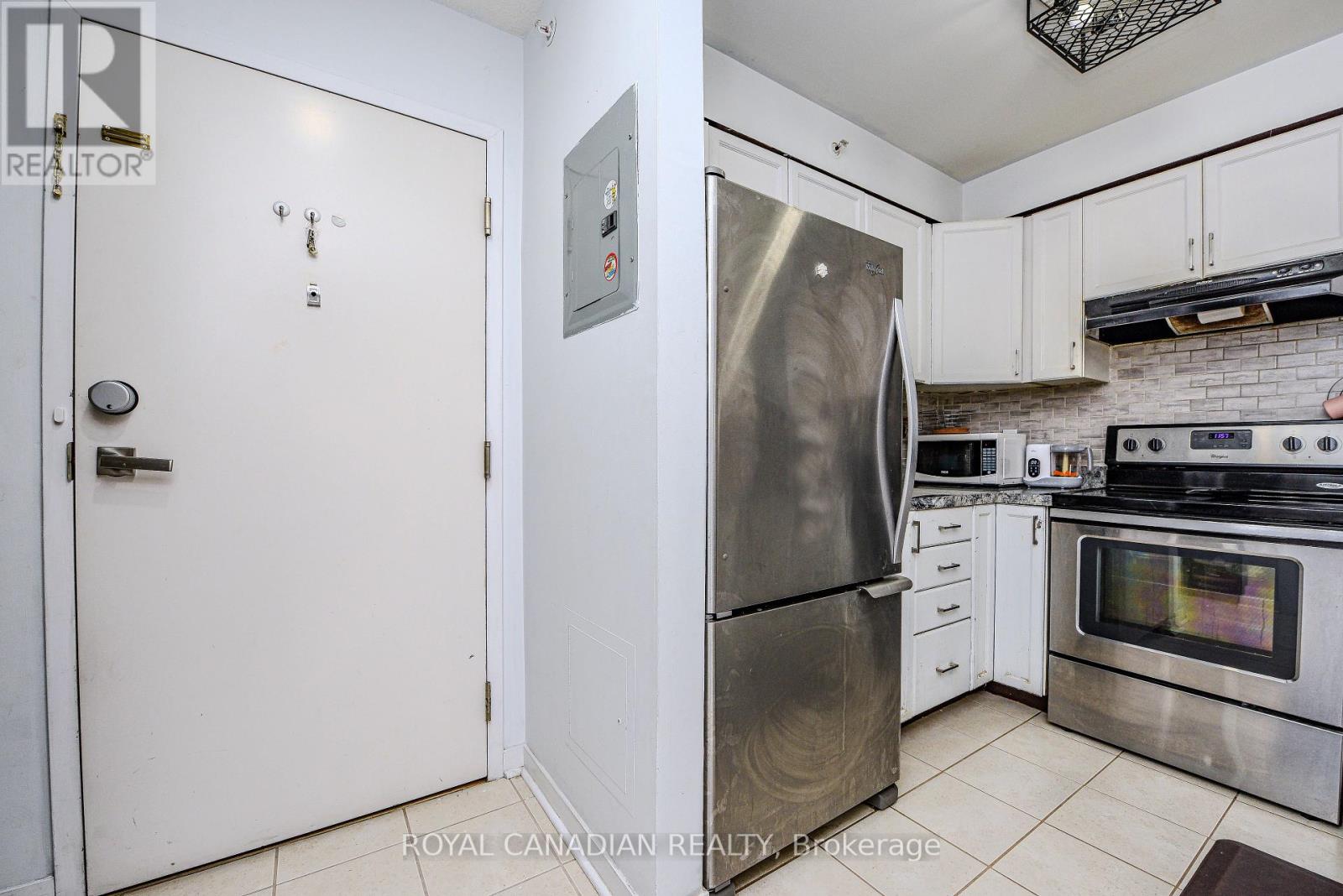 1403 - 8 Dayspring Circle, Brampton, Ontario  L6P 2Z7 - Photo 9 - W12142430