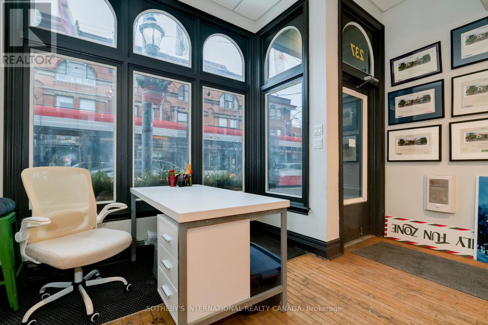 Property at 237 CARLTON STREET image 3