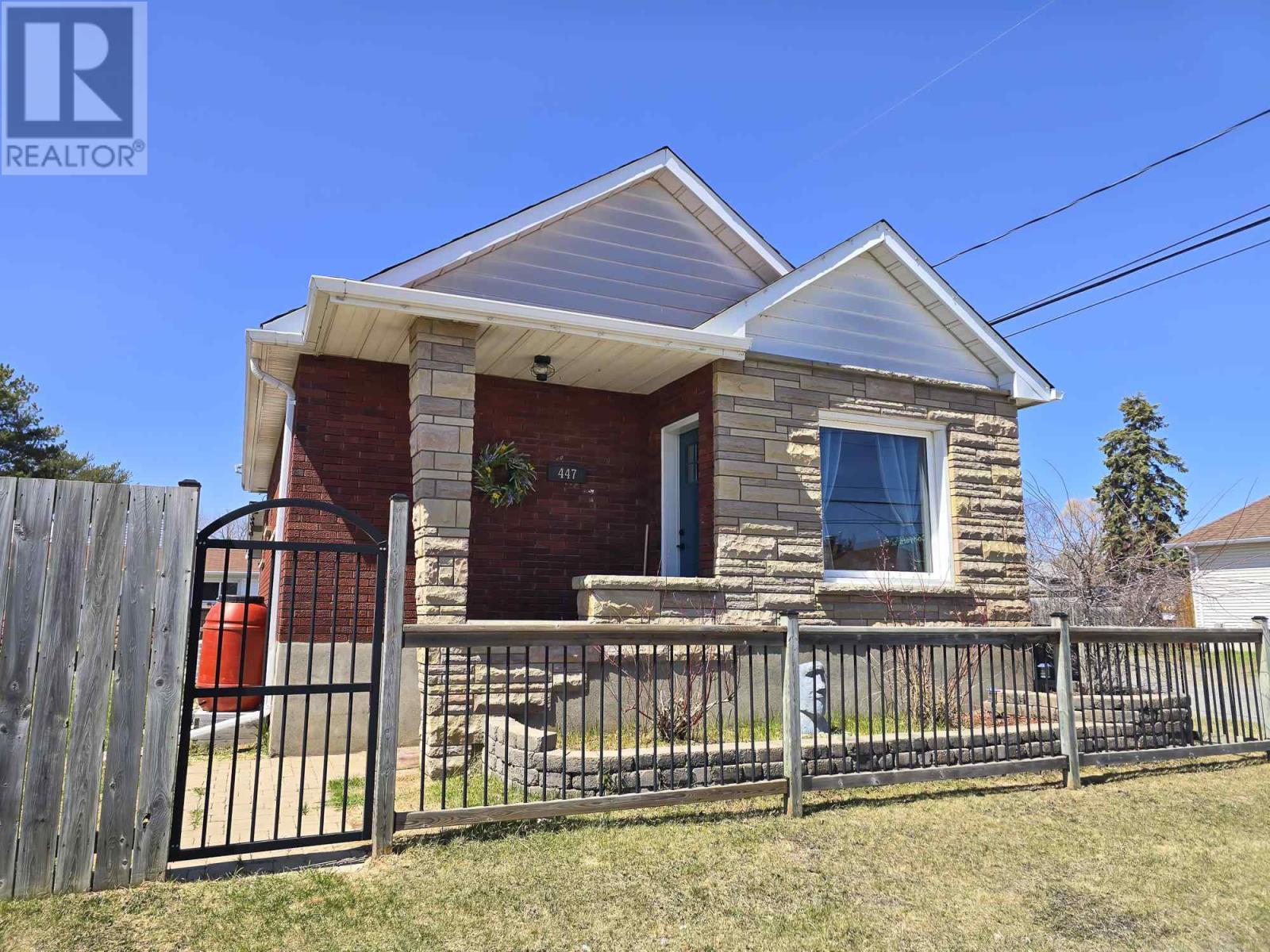 447 Leslie Ave, Thunder Bay, Ontario  P7A 1Y2 - Photo 1 - TB251115