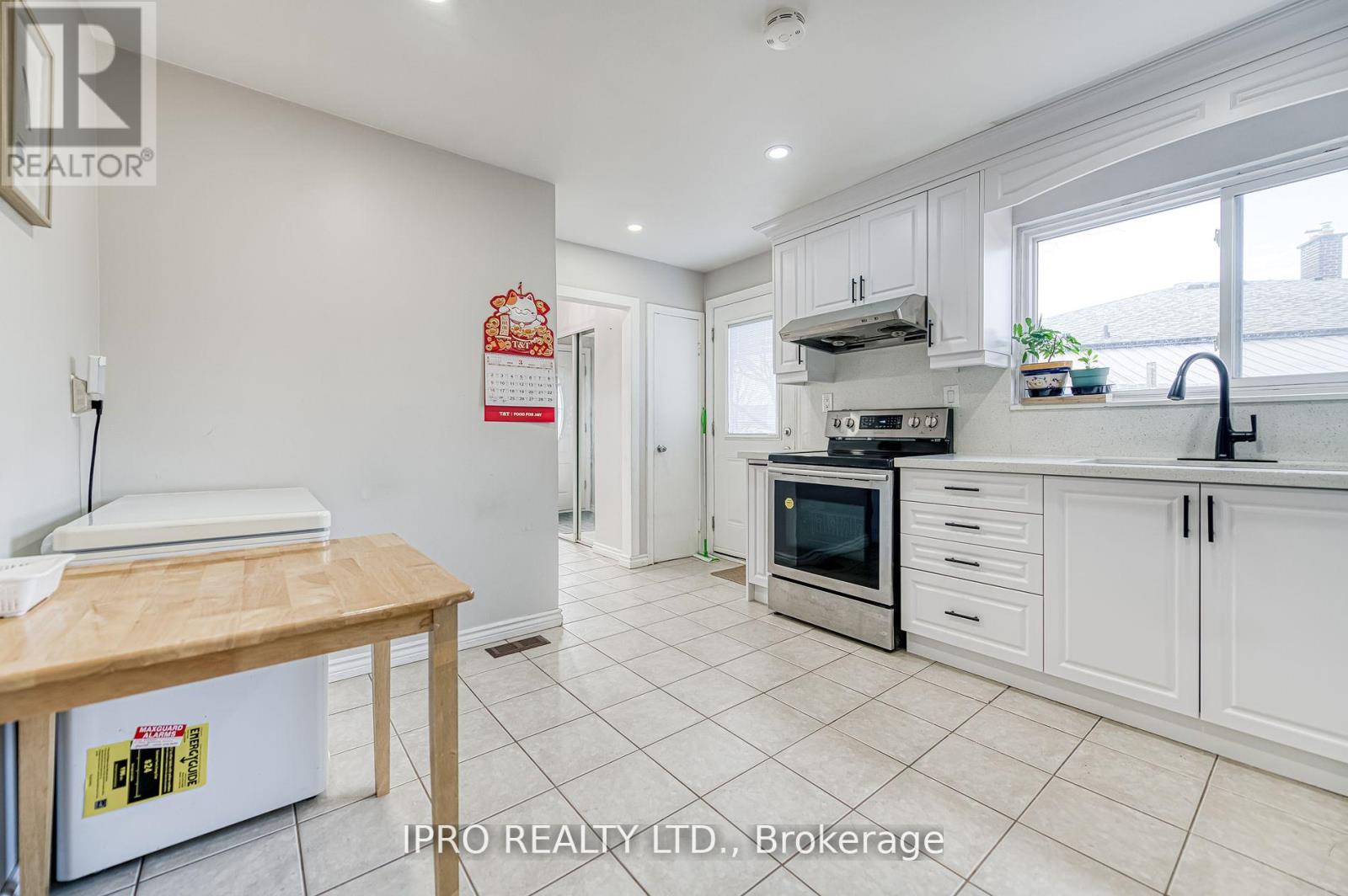 49 Ascot Avenue, Brampton (Avondale), Ontario  L6T 2P3 - Photo 11 - W12142496