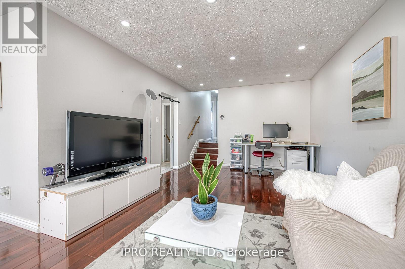 49 Ascot Avenue, Brampton (Avondale), Ontario  L6T 2P3 - Photo 6 - W12142496